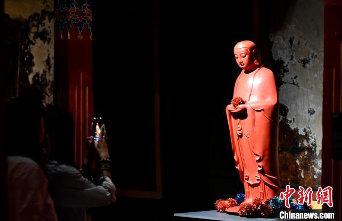 圖為觀眾正在欣賞展覽中的雕塑作品。