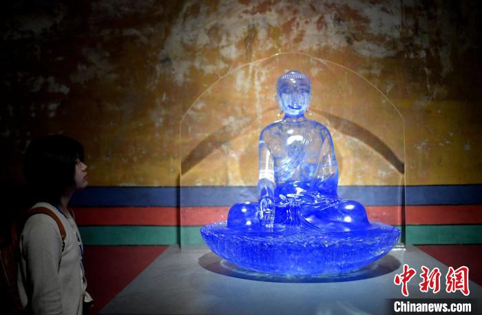 圖為觀眾正在欣賞展覽中的雕塑作品。　李林 攝