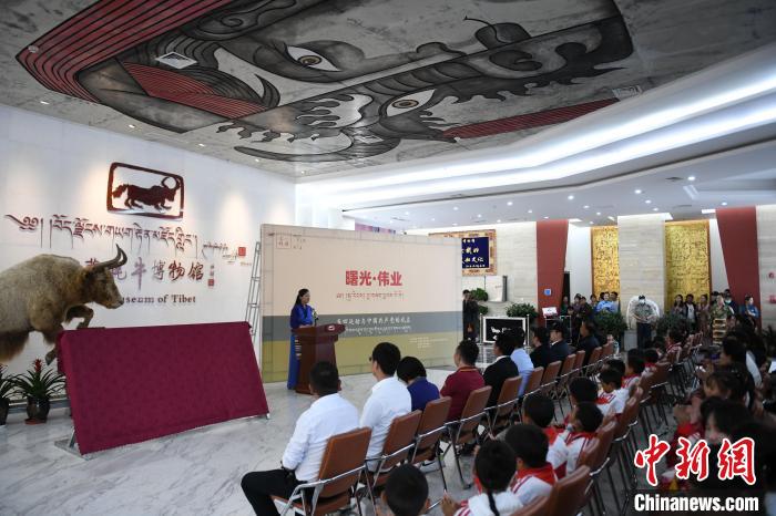 圖為《曙光·偉業(yè)——五四運動與中國共產(chǎn)黨的成立》“七一”特展開幕儀式現(xiàn)場。　貢嘎來松 攝