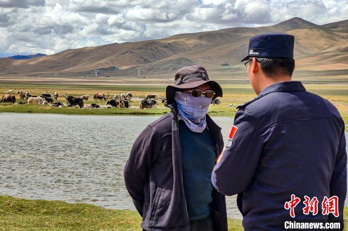 資料圖為民警何宗源在公珠湖了解牧民情況?！↓埿▲P 攝