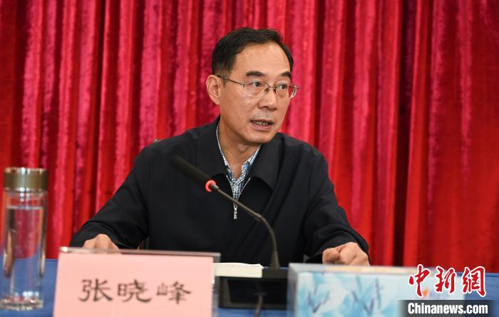 圖為西藏自治區(qū)黨委宣傳部副部長、西藏廣播電視臺(tái)黨組書記張曉峰致辭?！≮w朗 攝