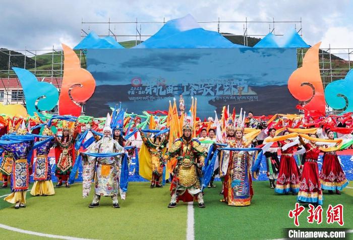 圖為西藏昌都市第九屆三江茶馬文化藝術(shù)節(jié)(芒康會場)開幕式現(xiàn)場。　昌都市芒康縣委宣傳部供圖