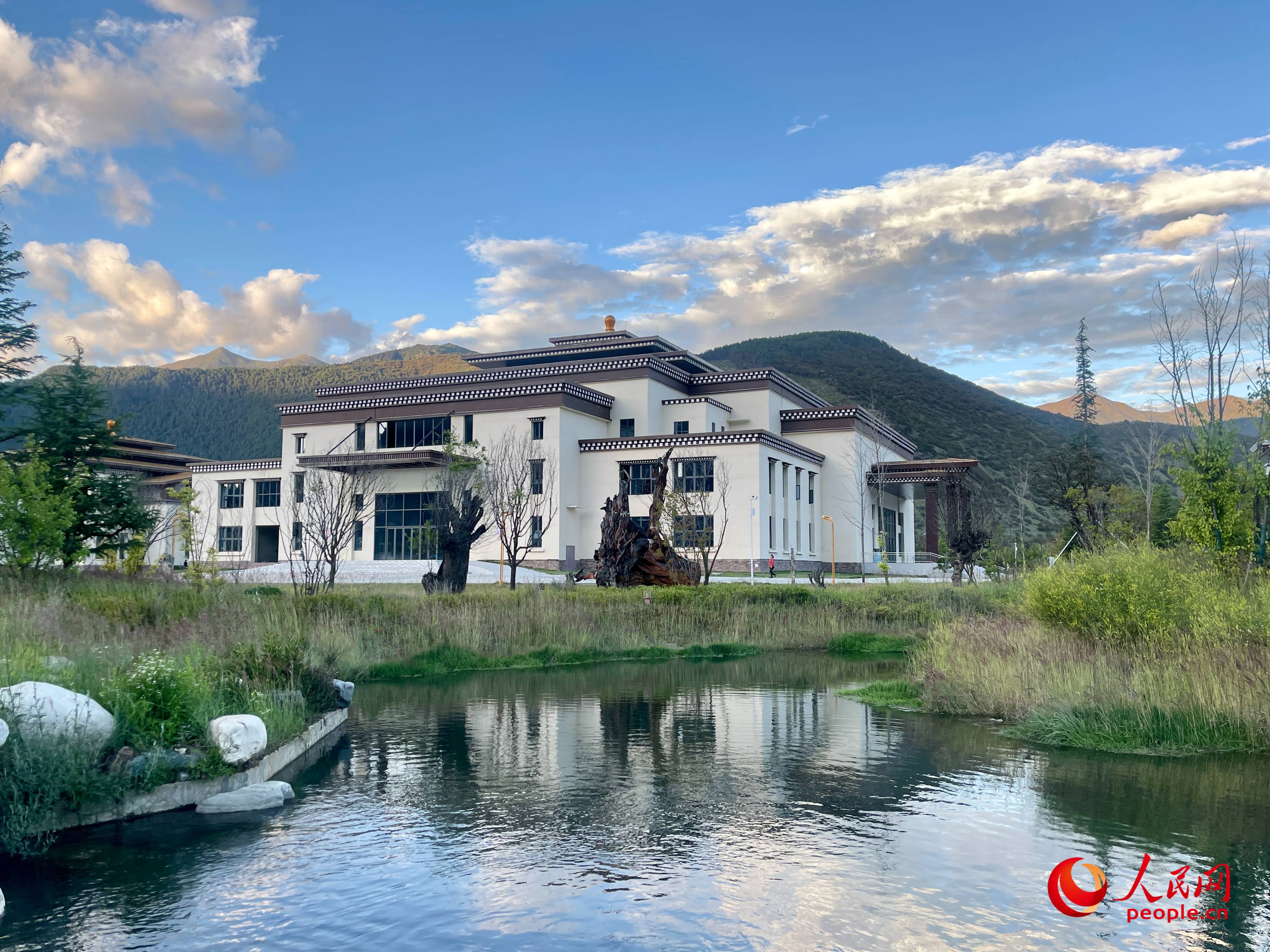 工布公園猶如一幅優(yōu)美畫卷，讓人流連忘返。人民網(wǎng) 周靜圓攝