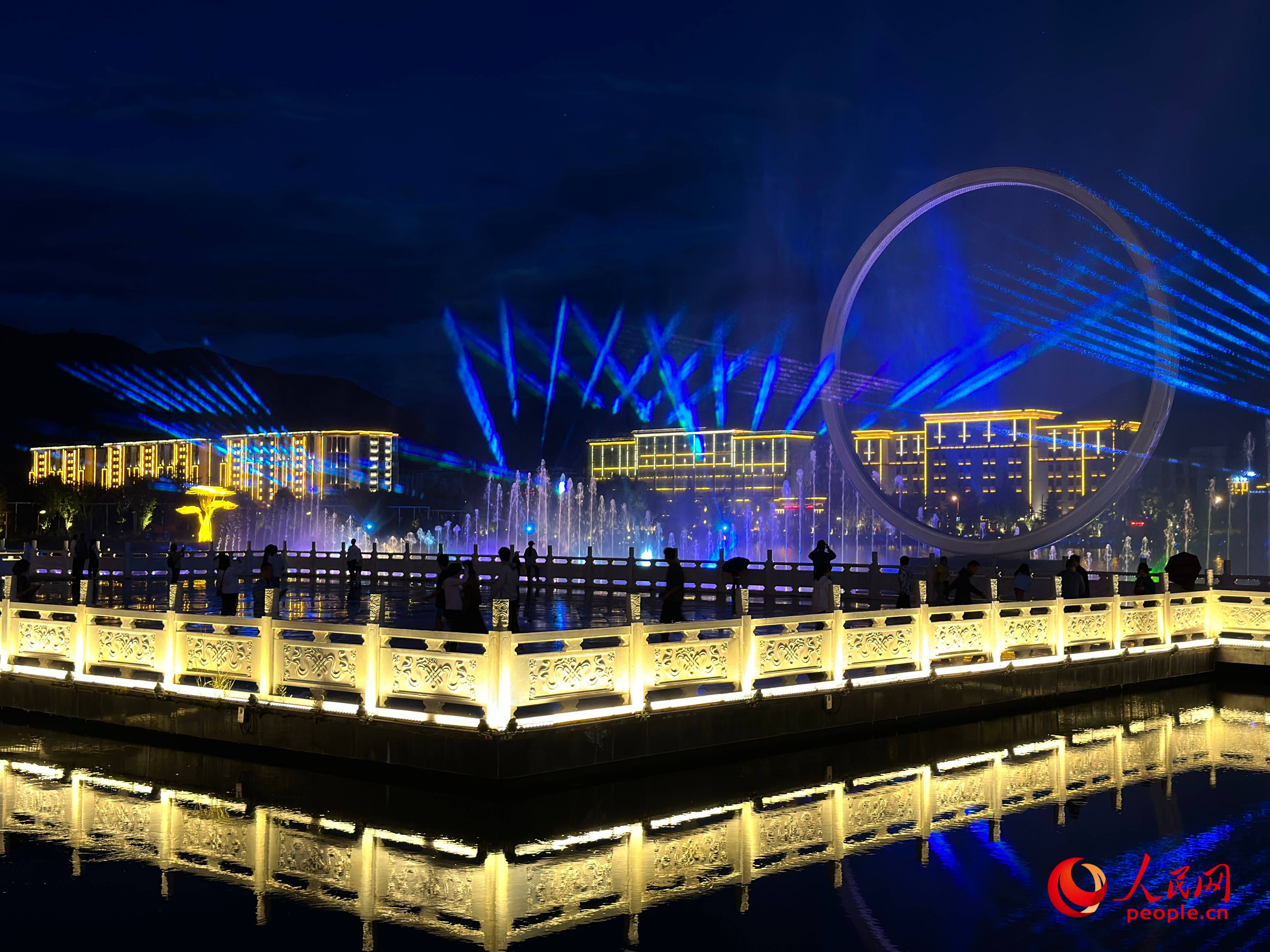 工布公園的音樂(lè)水秀噴泉，吸引市民和游客前來(lái)拍照打卡。人民網(wǎng) 周靜圓攝