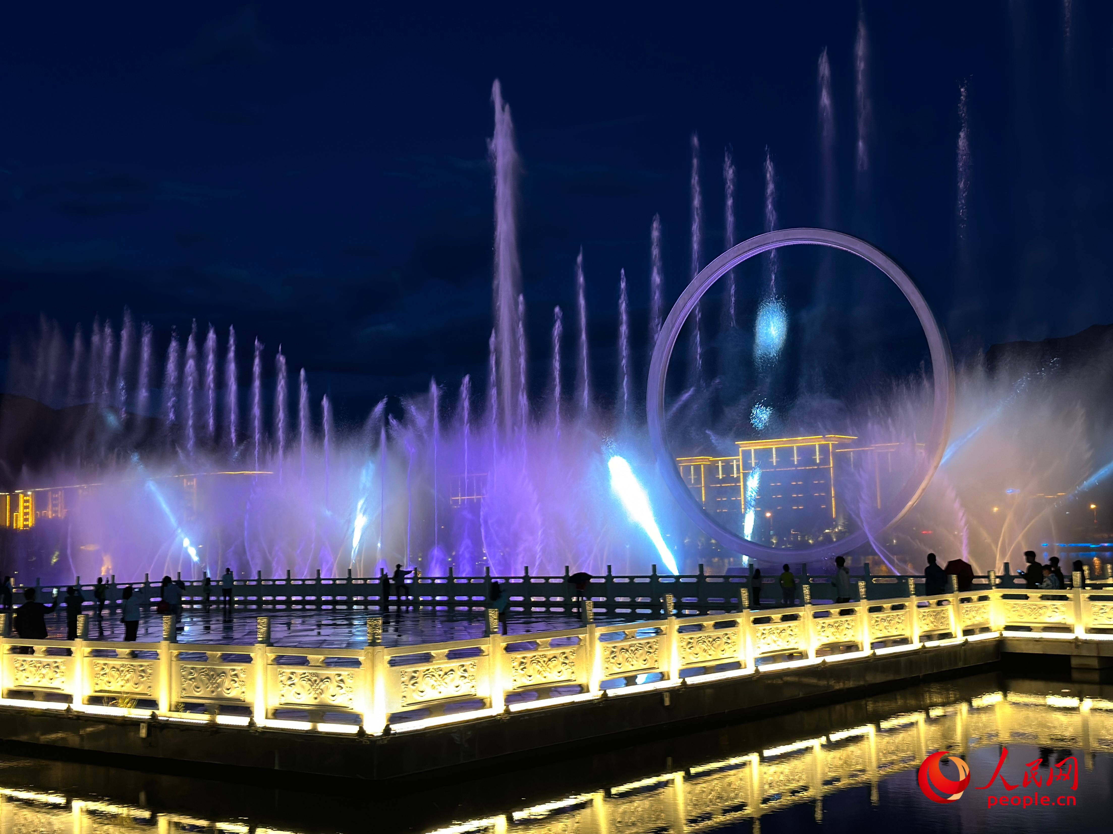 工布公園的音樂(lè)水秀噴泉，吸引市民和游客前來(lái)拍照打卡。人民網(wǎng) 周靜圓攝