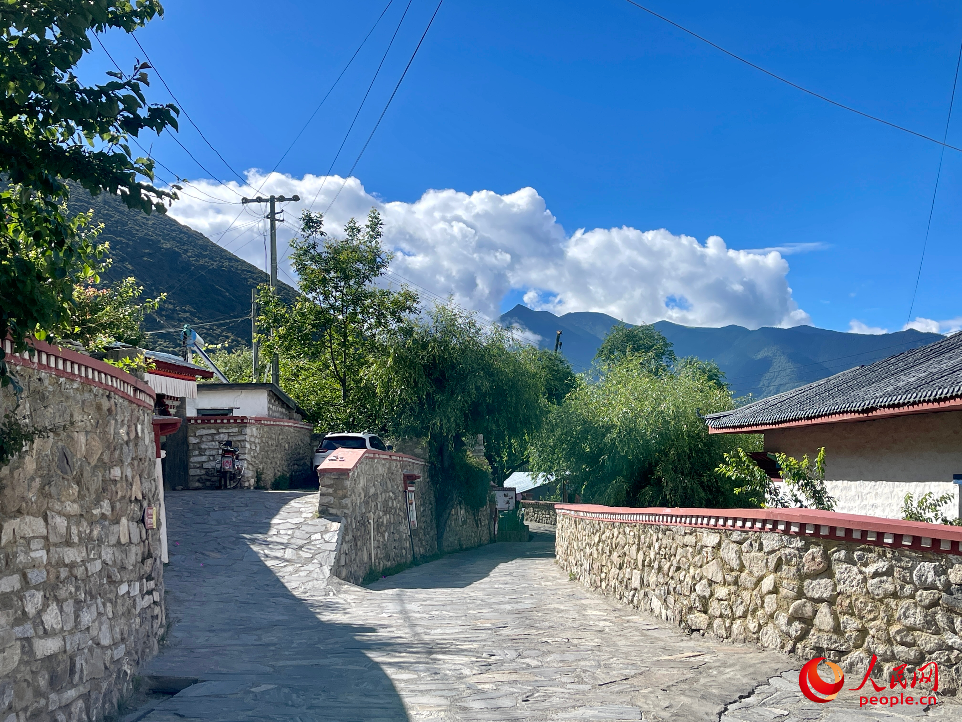 嘎拉村的村貌。人民網(wǎng) 周靜圓攝