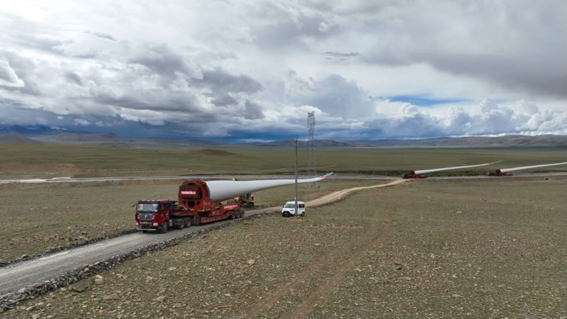 西藏措美哲古風(fēng)電場(chǎng)首批3.6兆瓦風(fēng)電機(jī)組運(yùn)輸。受訪者供圖