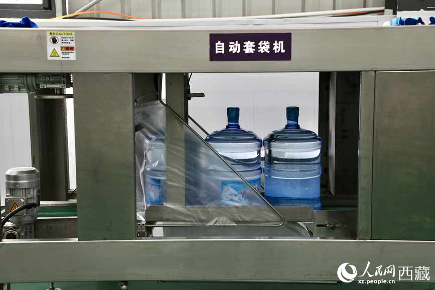 “色達(dá)牙泉”礦泉水（桶裝水）生產(chǎn)加工基地。人民網(wǎng)記者 次仁羅布攝