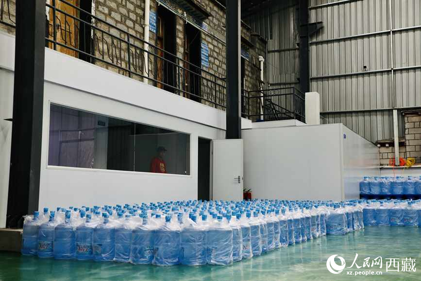“色達(dá)牙泉”礦泉水（桶裝水）生產(chǎn)加工基地。人民網(wǎng)記者 次仁羅布攝
