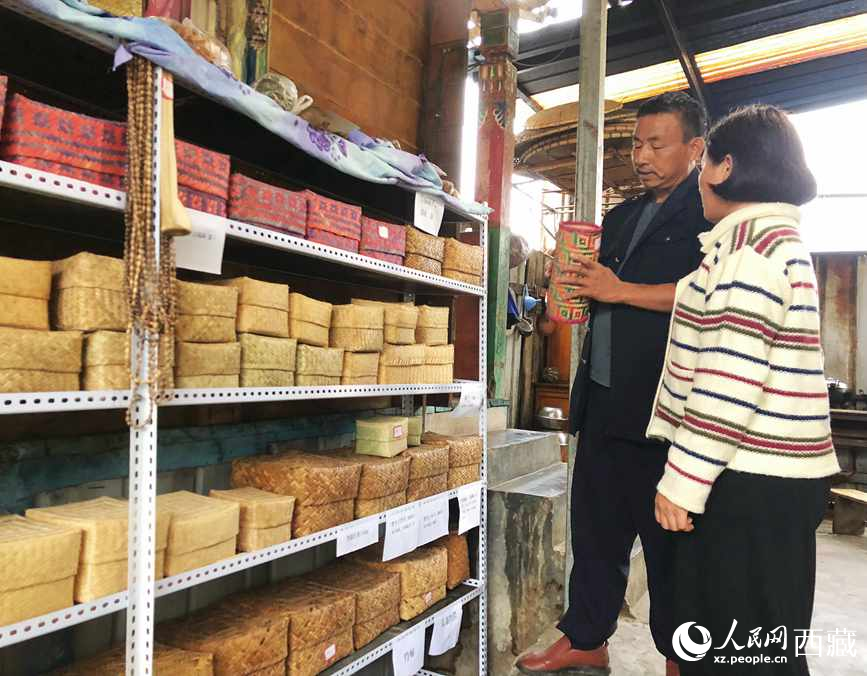 愛明（左一）給游客介紹藤竹產品。