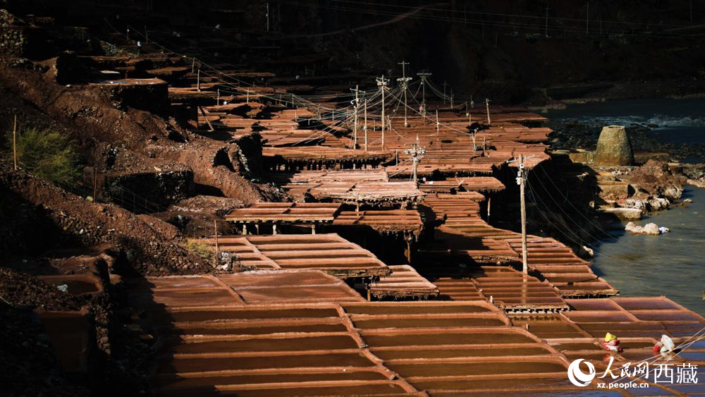 大大小小數(shù)千塊鹽田，形成一道絕美的風(fēng)景線。人民網(wǎng)記者 次仁羅布攝