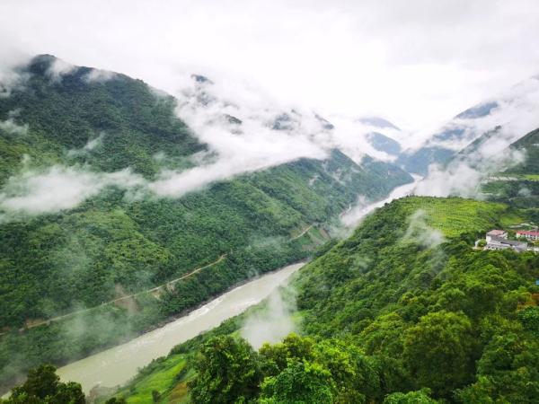 幾代建設(shè)者，歷經(jīng)半個(gè)多世紀(jì)完成！這是一條怎樣的公路？