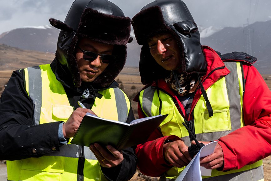 2023年11月30日，西藏自治區(qū)那曲市索縣榮布至丁青縣巴達(dá)35千伏線路工程施工現(xiàn)場(chǎng)人員正在開展現(xiàn)場(chǎng)作業(yè)。趙清鵬攝
