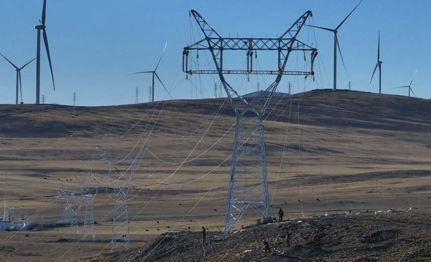 那曲市色尼區(qū)國能100兆瓦風(fēng)電11千伏送電工程現(xiàn)場。拉巴平措攝