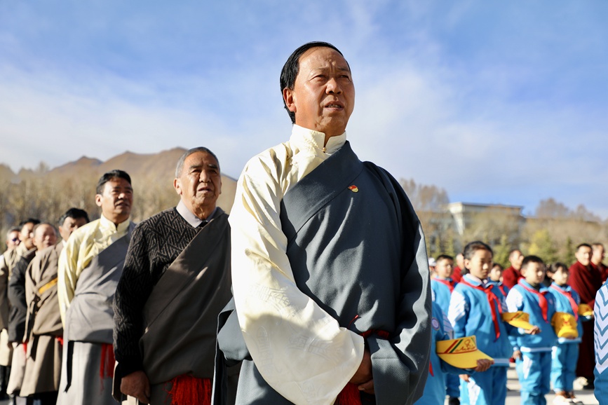 “升國旗、唱國歌”儀式現(xiàn)場。