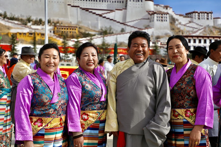 干部群眾身著盛裝在布達(dá)拉宮廣場留影。