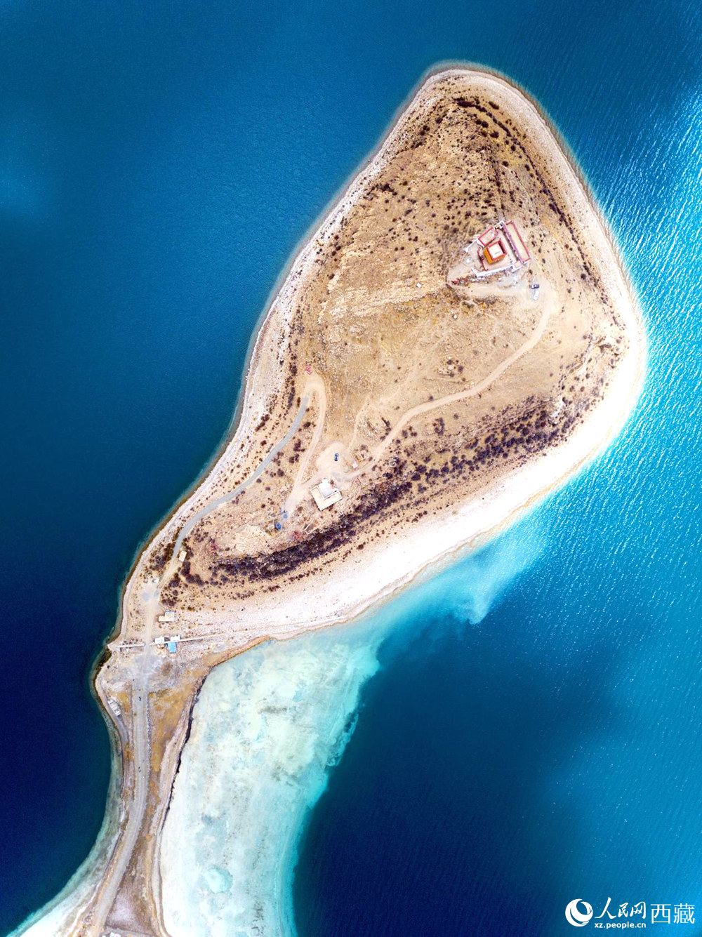 無人機視角下的西藏羊卓雍錯日托寺風(fēng)光。人民網(wǎng)記者 次仁羅布攝