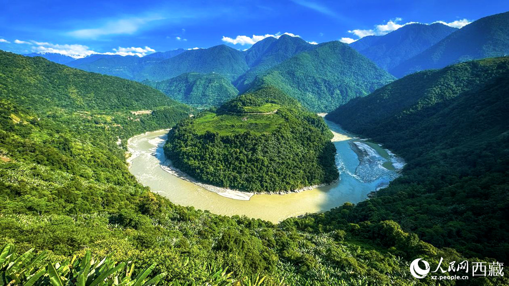 風(fēng)景秀麗、植被繁茂的西藏林芝市墨脫縣果果塘大拐彎。人民網(wǎng)記者 次仁羅布攝