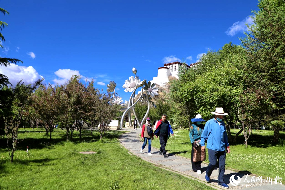 市民在公園內(nèi)散步。