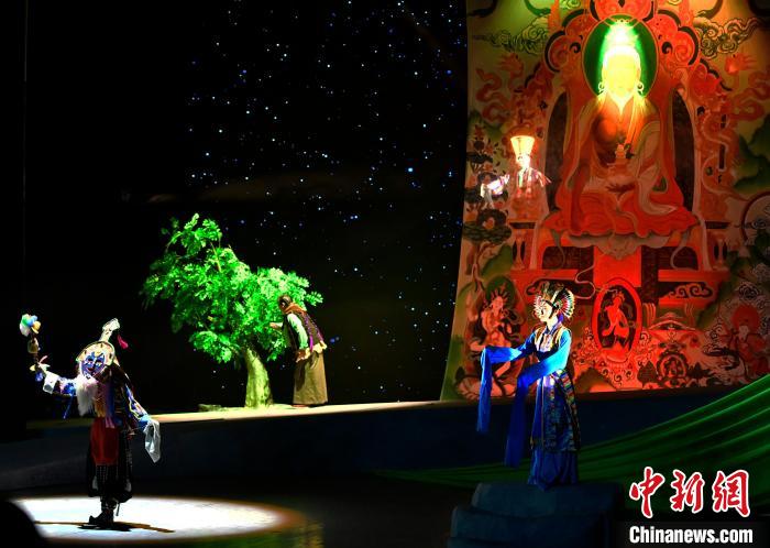 西藏拉薩：新編現(xiàn)實題材藏戲《綠色哈達(dá)》開演