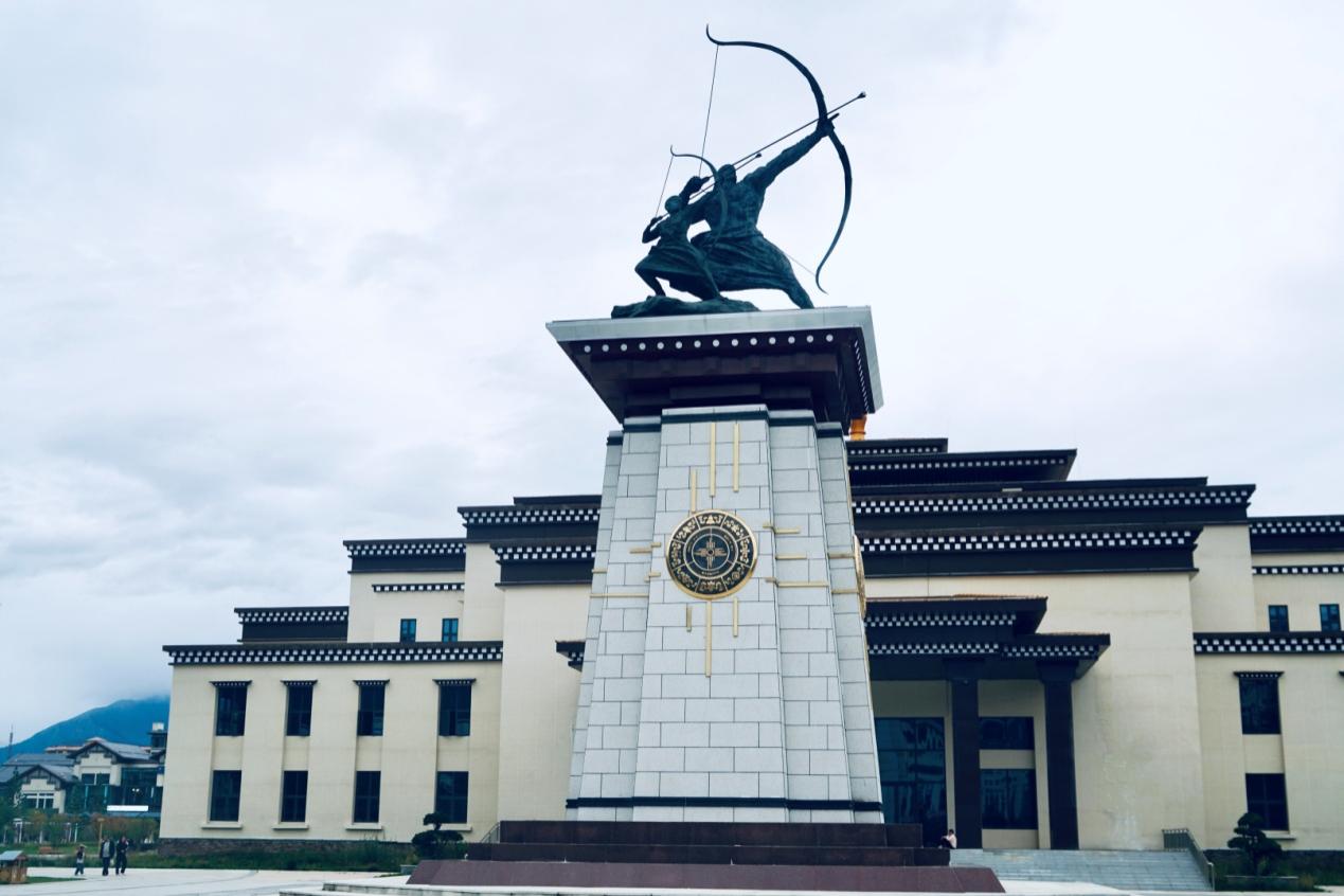 工布公園里的城市地標(biāo)雕塑——畢秀之子。人民網(wǎng)記者 益西康珠攝