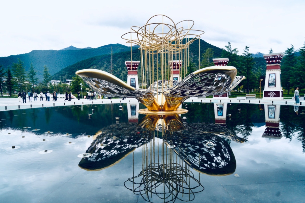 工布公園里的桃花主題雕塑——萬(wàn)樹(shù)桃花。人民網(wǎng)記者 益西康珠攝