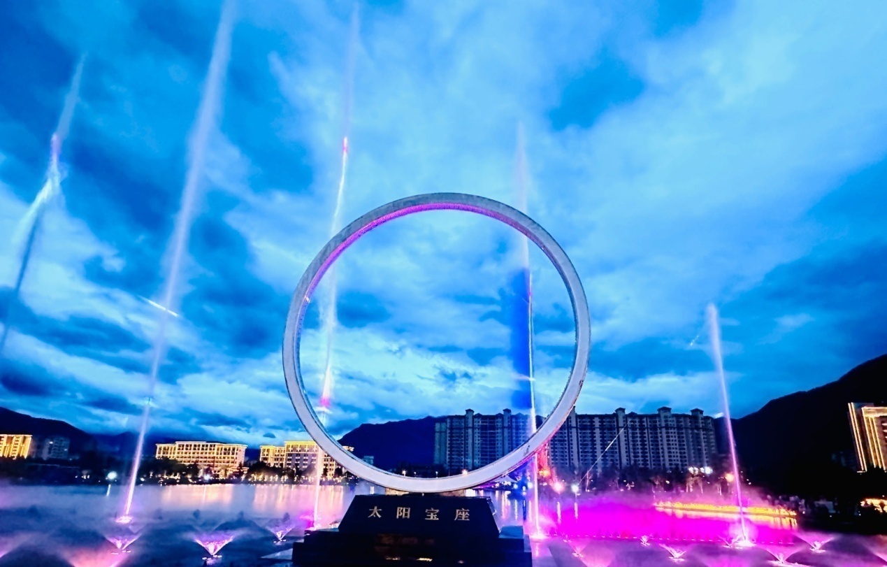 工布公園里的音樂(lè)水秀噴泉。人民網(wǎng)記者 益西康珠攝