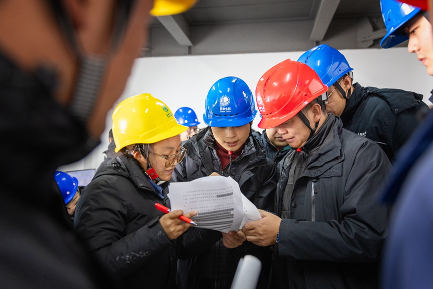 阿里地區(qū)首套電網(wǎng)側(cè)帶超容構(gòu)網(wǎng)型SVG工程現(xiàn)場運(yùn)維人員正在進(jìn)行投運(yùn)操作。趙清鵬攝