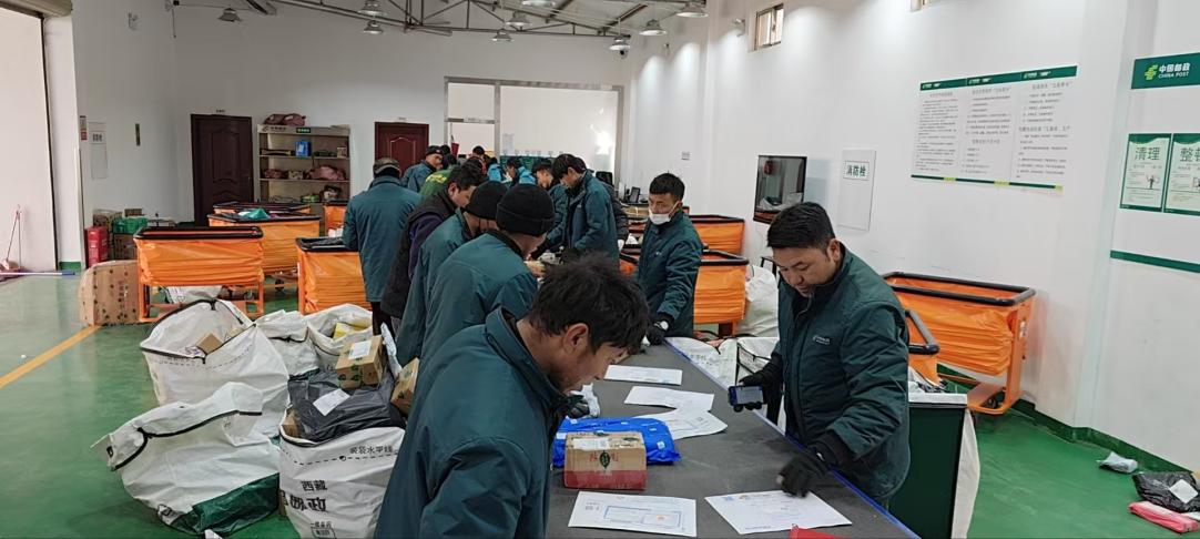 西藏拉薩城東營(yíng)業(yè)部分揀員正在傳送帶分揀。旦增攝