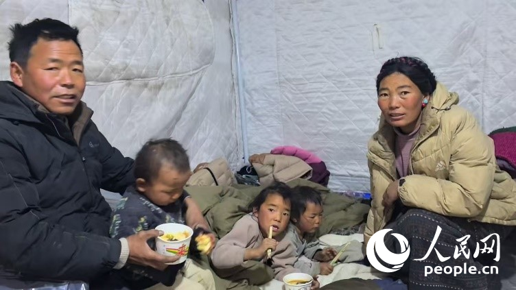 森嘎村村民扎西一家五口。人民網(wǎng)記者 吳雨仁攝