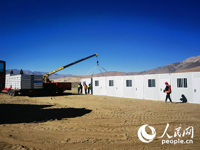 1月9日，在日喀則市定日縣長所鄉(xiāng)森嘎村安置點，工作人員抓緊搭建移動板房，確保受災(zāi)群眾溫暖過冬。人民網(wǎng)記者 吳雨仁攝