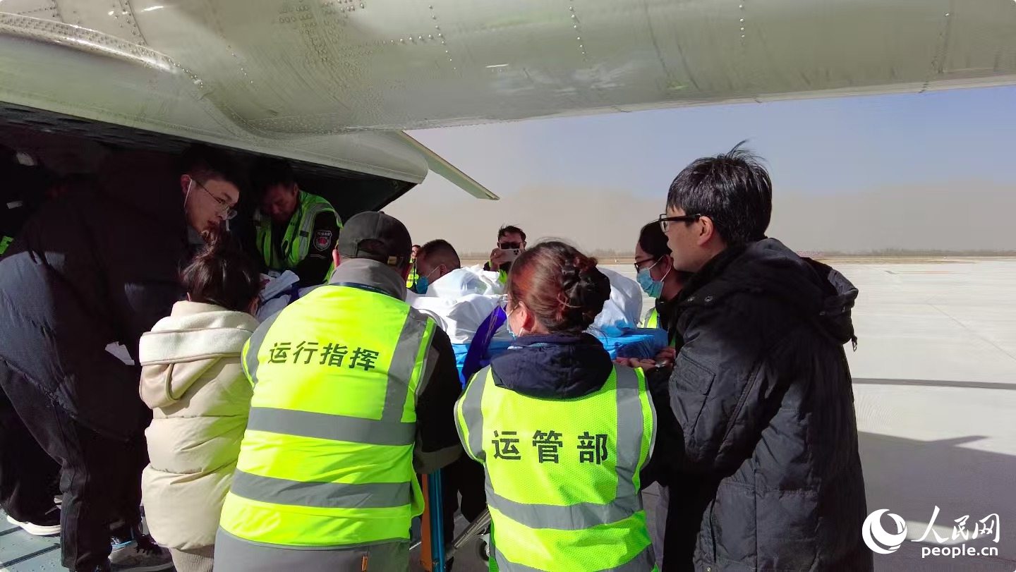 多方工作人員將受傷女童安全轉(zhuǎn)移。周航攝