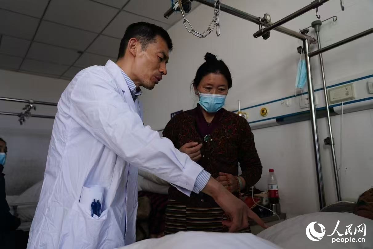 醫(yī)生在巡查。人民日報記者 徐馭堯攝