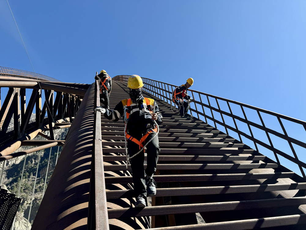 橋拱檢修。馬生明攝