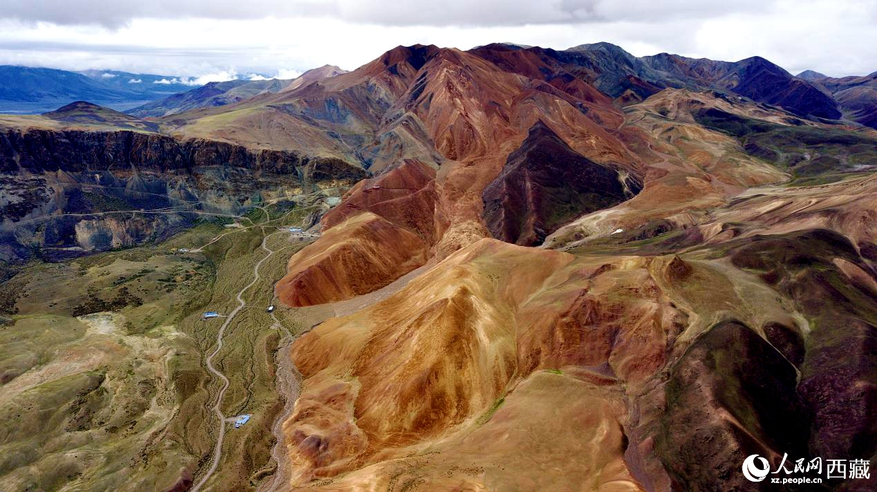 西藏阿里地區(qū)札達縣境內(nèi)的山丘，因大地礦石的緣故而變得色彩豐富，當?shù)厝朔Q之為“五彩山”。