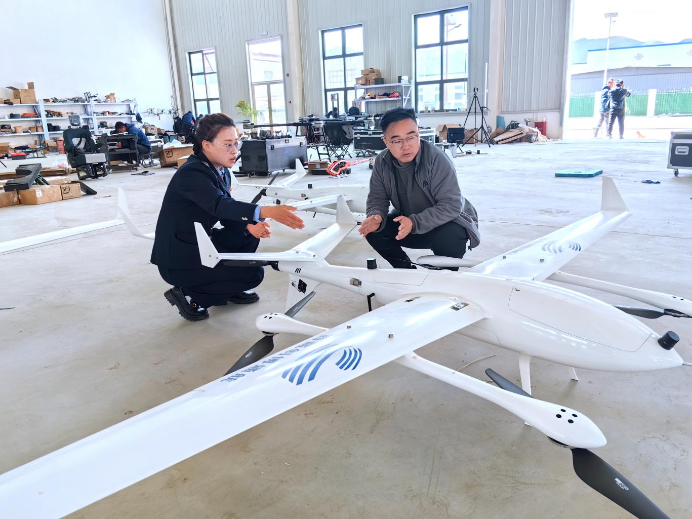 創(chuàng)博通航工作人員向稅務(wù)干部介紹無人機(jī)情況。曲麗攝