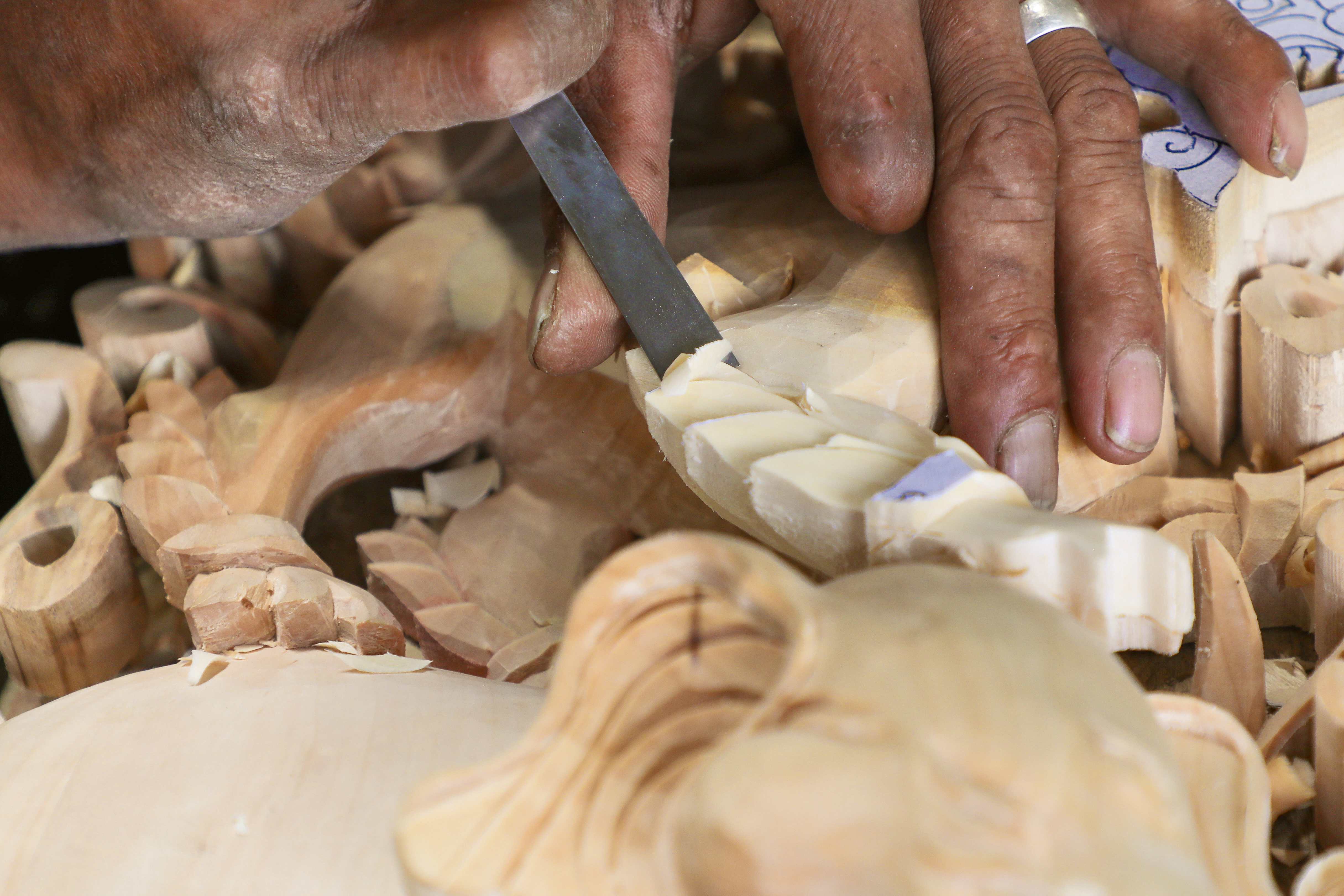 一刀一鑿進行著粗雕和精雕