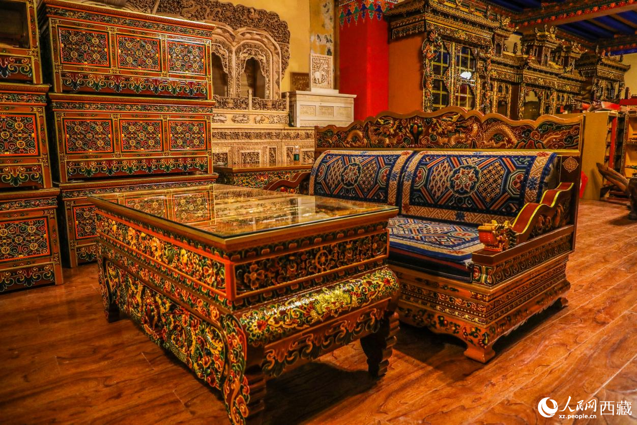 精美的繪畫與虱雕功底呈現(xiàn)在藏式家具上