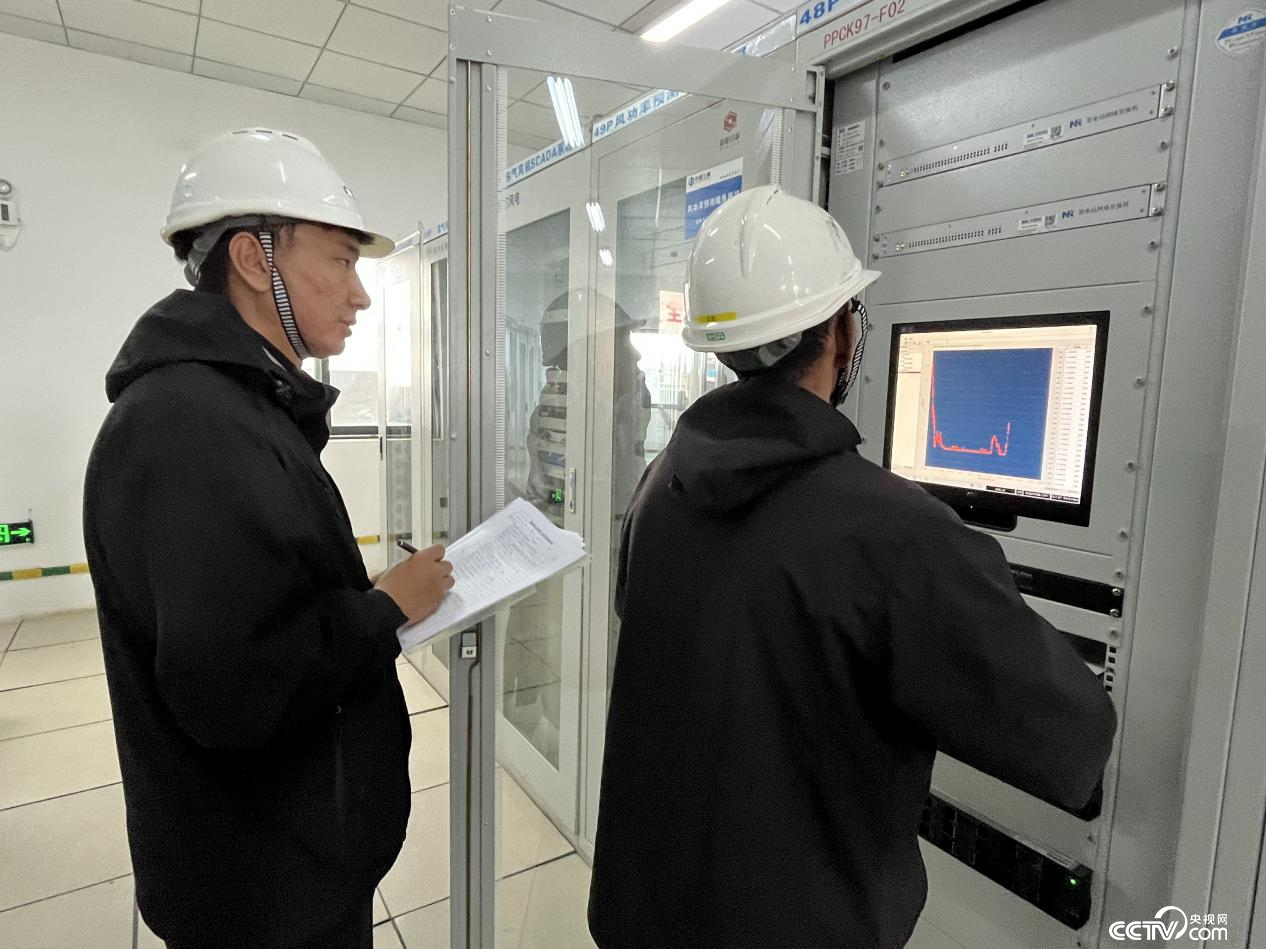 工作人員在巡檢風(fēng)電機(jī)組情況 (攝影 李婷婷)