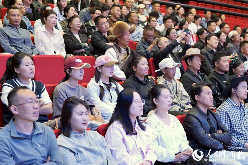 300余名干部職工、群眾代表在現(xiàn)場(chǎng)聆聽(tīng)講座。人民網(wǎng)記者 次仁羅布攝