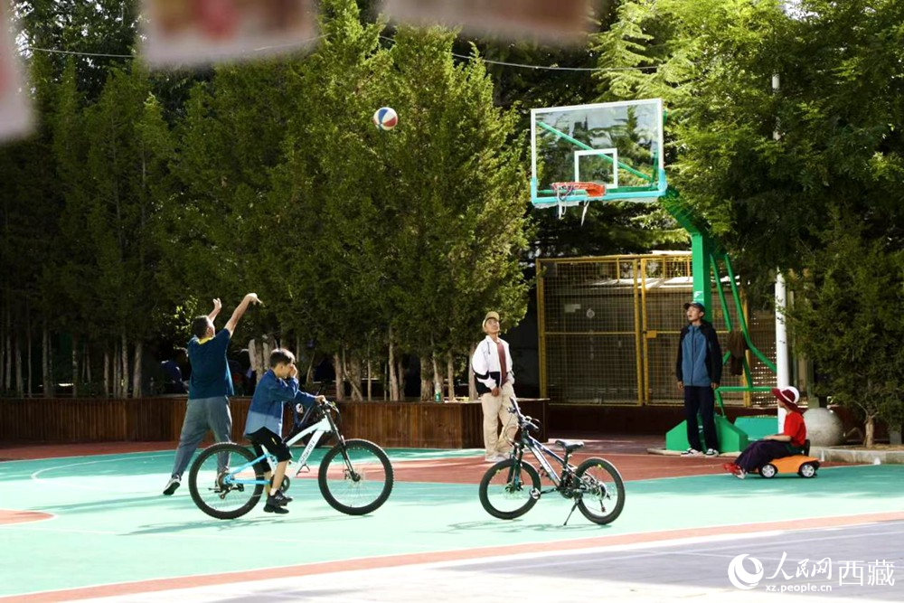 孩子們在社區(qū)享受運動時光。人民網(wǎng)記者 次仁羅布攝