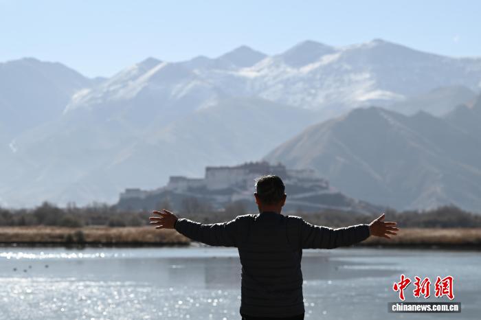 西藏:初冬“拉薩之肺”繪壯美畫卷