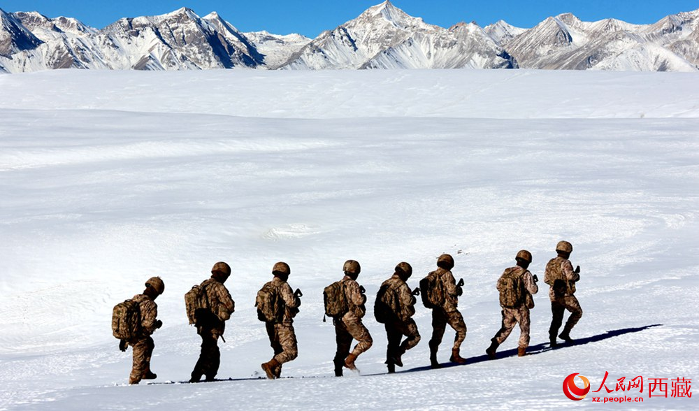 官兵在巡邏。人民日報記者 瓊達卓嘎攝