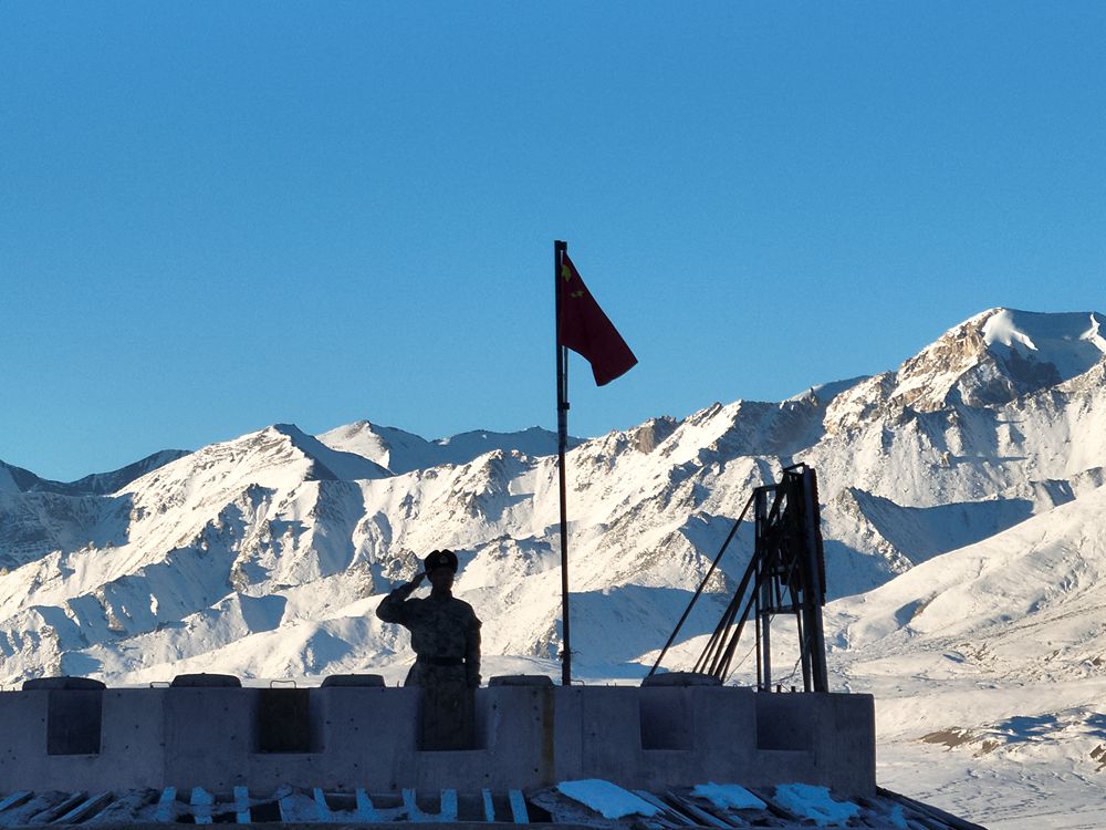 五星紅旗在哨所飄揚。人民日報記者 瓊達卓嘎攝