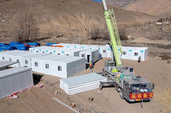 2025年1月9日，在定日縣長所鄉(xiāng)古榮村安置點，救援人員和施工人員合力抓緊搭建移動板房，確保受災(zāi)群眾溫暖過冬。人民網(wǎng)記者 翁奇羽攝