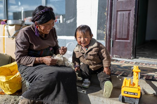 次仁普尺的媽媽在院子里做家務(wù)。人民網(wǎng)記者 翁奇羽攝