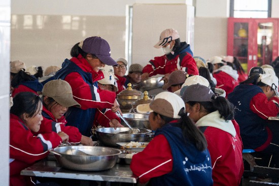 中午時(shí)分，學(xué)生們?cè)谑程糜貌?。人民網(wǎng)記者 翁奇羽攝