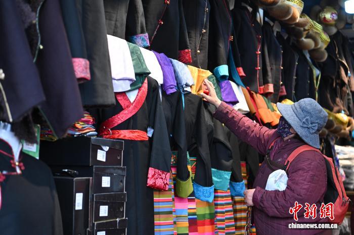 （新春見聞）拉薩藏裝熱銷新年氛圍漸濃