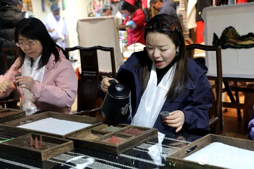 游客在“雅礱里”文化藝術(shù)街區(qū)非遺展館體驗(yàn)制作藏香。在工作人員的指導(dǎo)下，游客親手揉搓香泥、壓制成型，感受藏族傳統(tǒng)非遺技藝的魅力。人民網(wǎng)記者 吳雨仁攝
