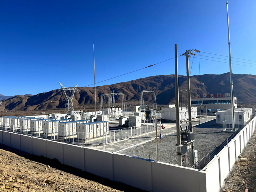 西藏自治區(qū)山南市扎囊縣扎其鄉(xiāng)羅堆村50兆瓦光伏治沙示范項目現(xiàn)場，電網(wǎng)設施有序運行，綠電由此輸送四方。人民網(wǎng)記者 吳雨仁攝